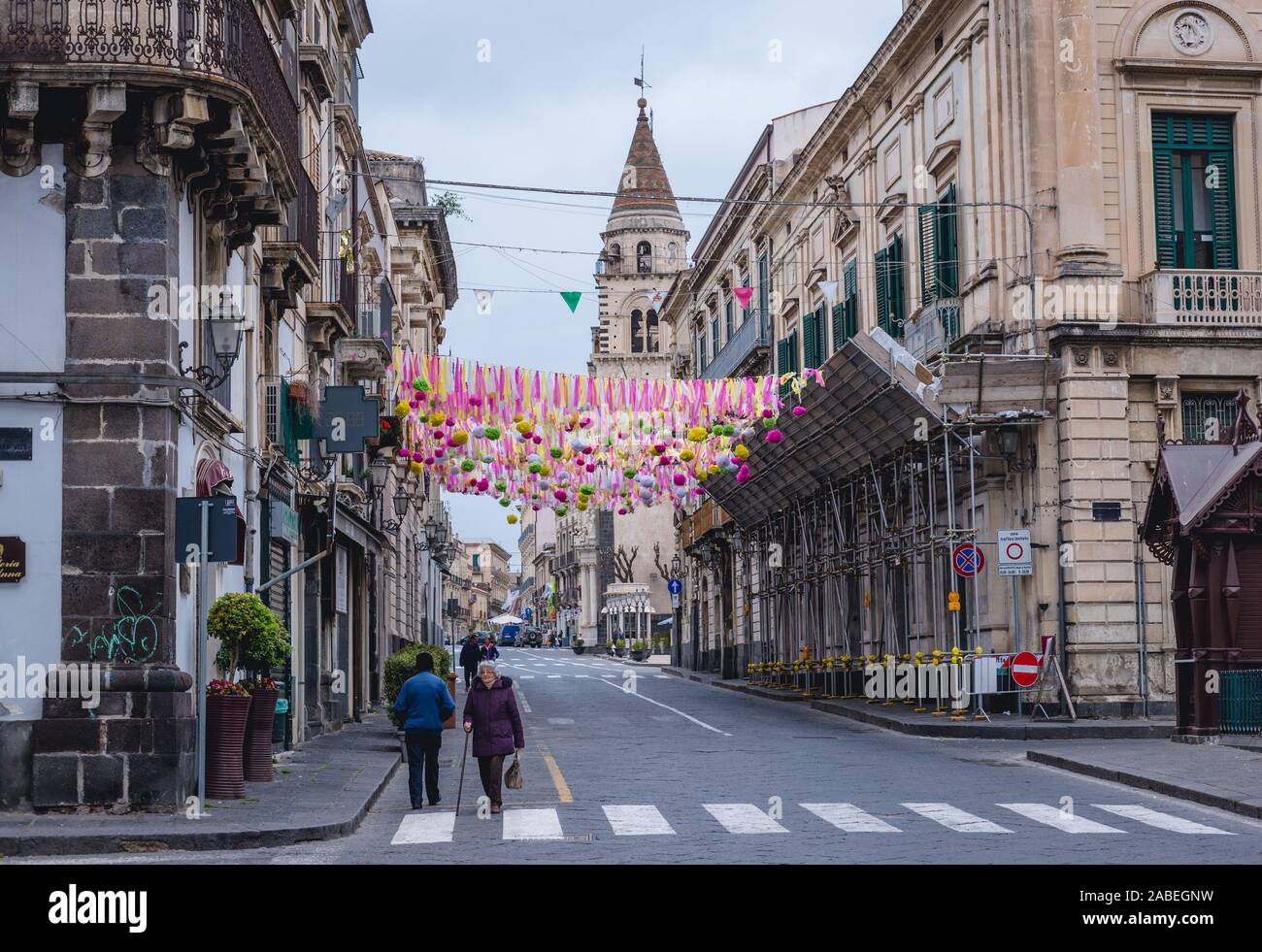 Via Vittorio Emanuele II Straße in Acireale Küsten Stadt und Gemeinde im Großraum Stadt Catania, Sizilien, Süditalien - Kathedrale im Hintergrund Stockfoto