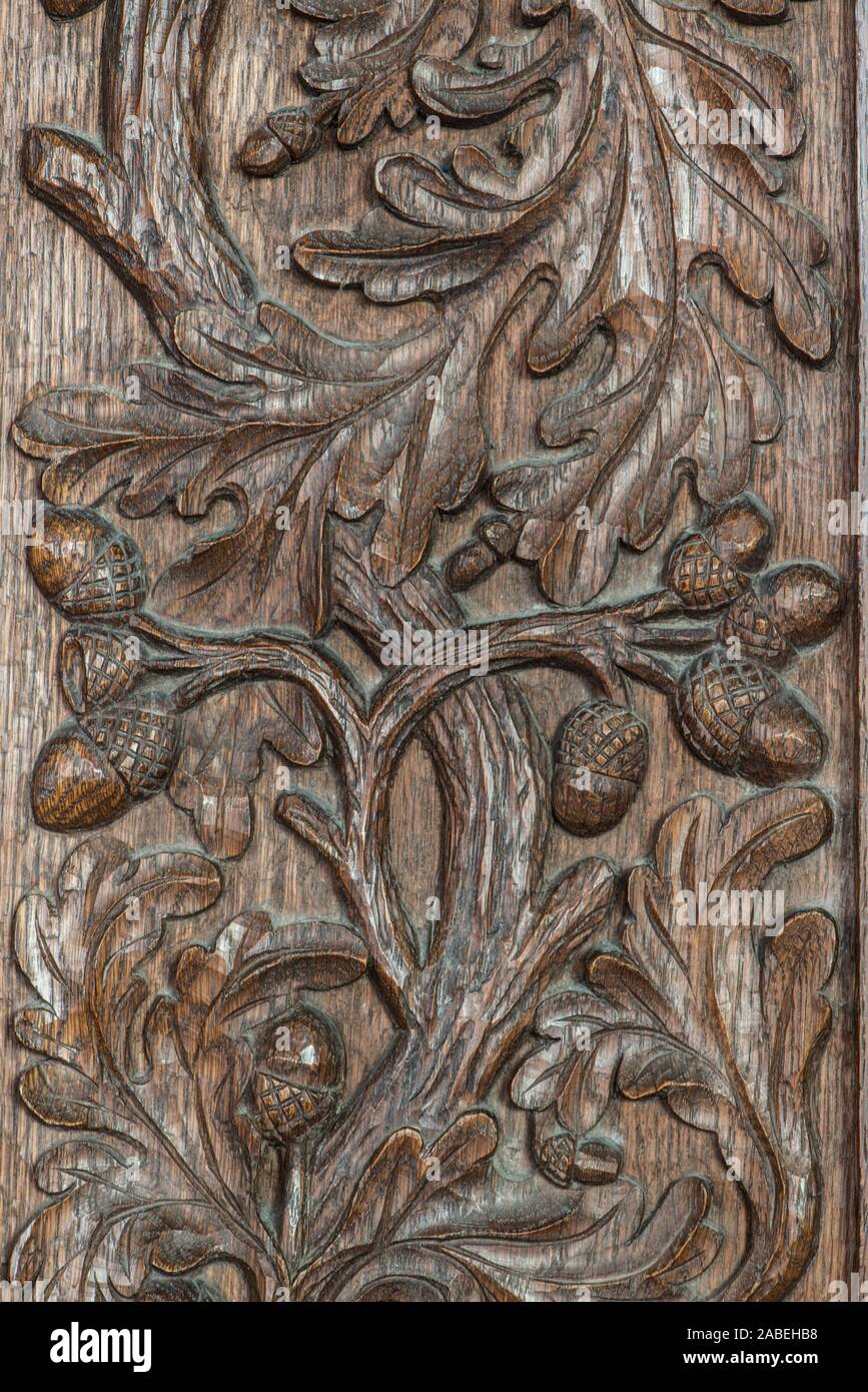 Englisch Eiche (Quercus sp.) Carving in Eiche auf der Kanzel. Slapton, Devon, Großbritannien Stockfoto