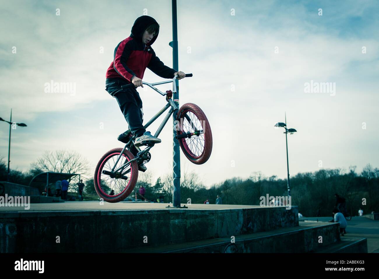 Ein BMX-rider bei den lokalen Skatepark in Stoke-on-Trent, Stoke Plaza, mit konkreten Rampen und Schalen zu üben und aus, professionelle Reiter springen Stockfoto