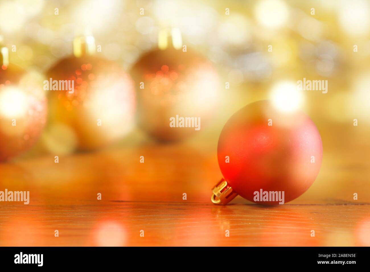 Weihnachten und Neujahr Urlaub Hintergrund mit Weihnachtskugeln - rote Weihnachtskugeln Stockfoto