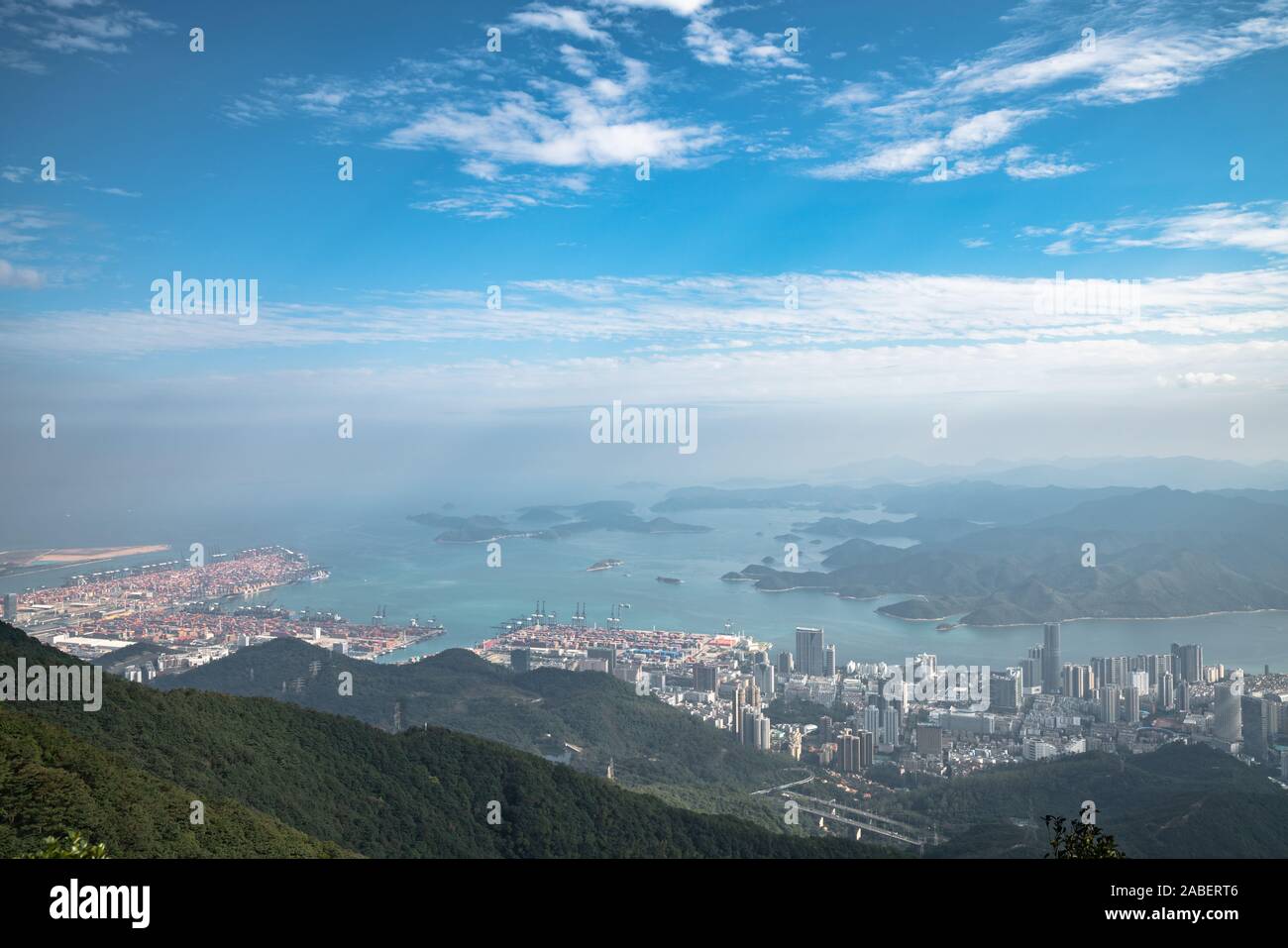 Panorama Ansicht von Shenzhen Stadtbild in Richtung Yantian district und Hongkong Island von der Oberseite des Wutong Berg an einem sonnigen Tag, Guangdong, China Stockfoto