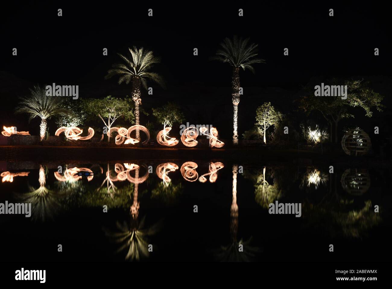 Brennende Stahlwolle Ringe von Feuer am See Stockfoto