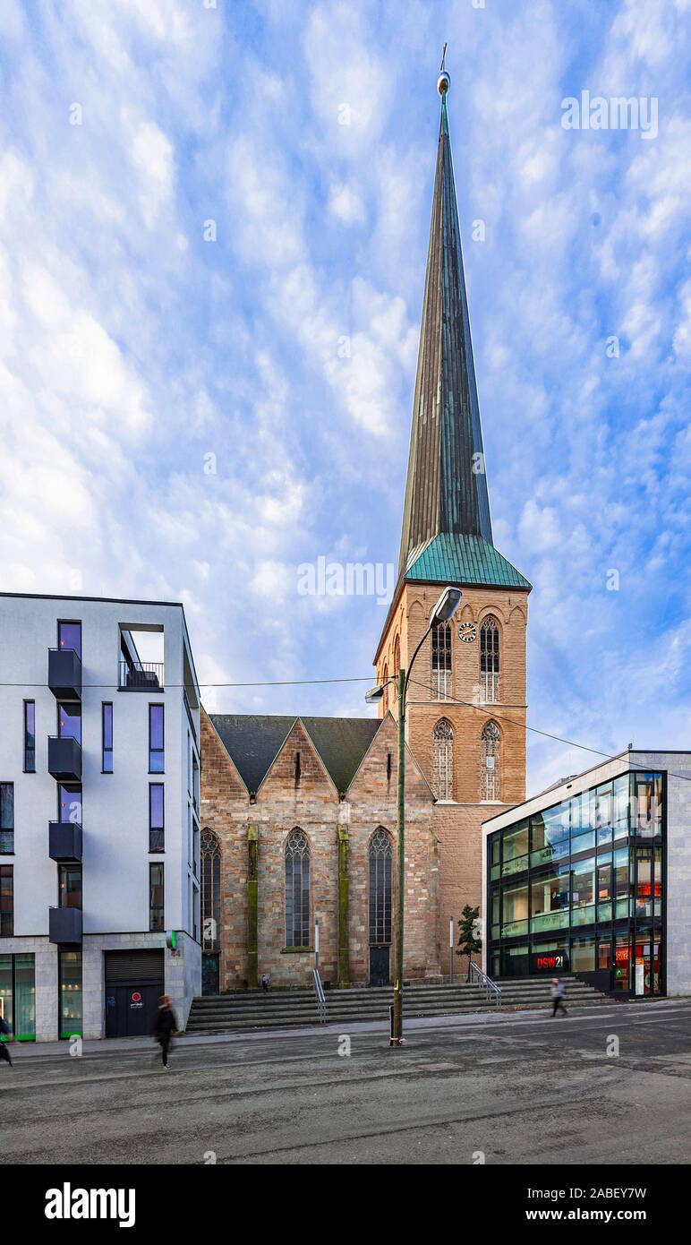 Die evangelische Kirche St. Peter in Dortmund im Zentrum der Stadt am Morgen Stockfoto