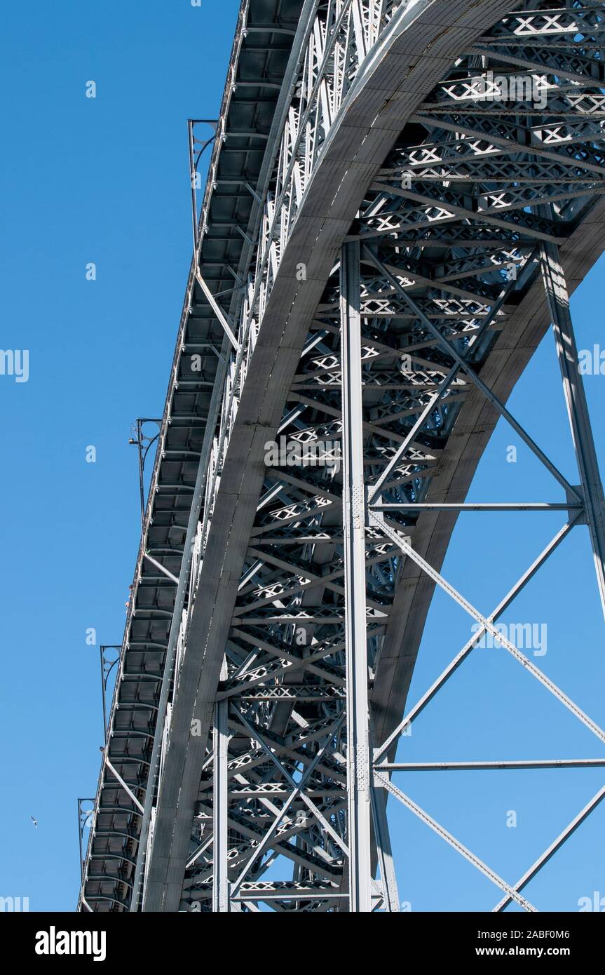 Abstrakte Sicht der Stahlstützen der Dom Luis I Brücke in Porto, Portugal von unten gesehen Stockfoto