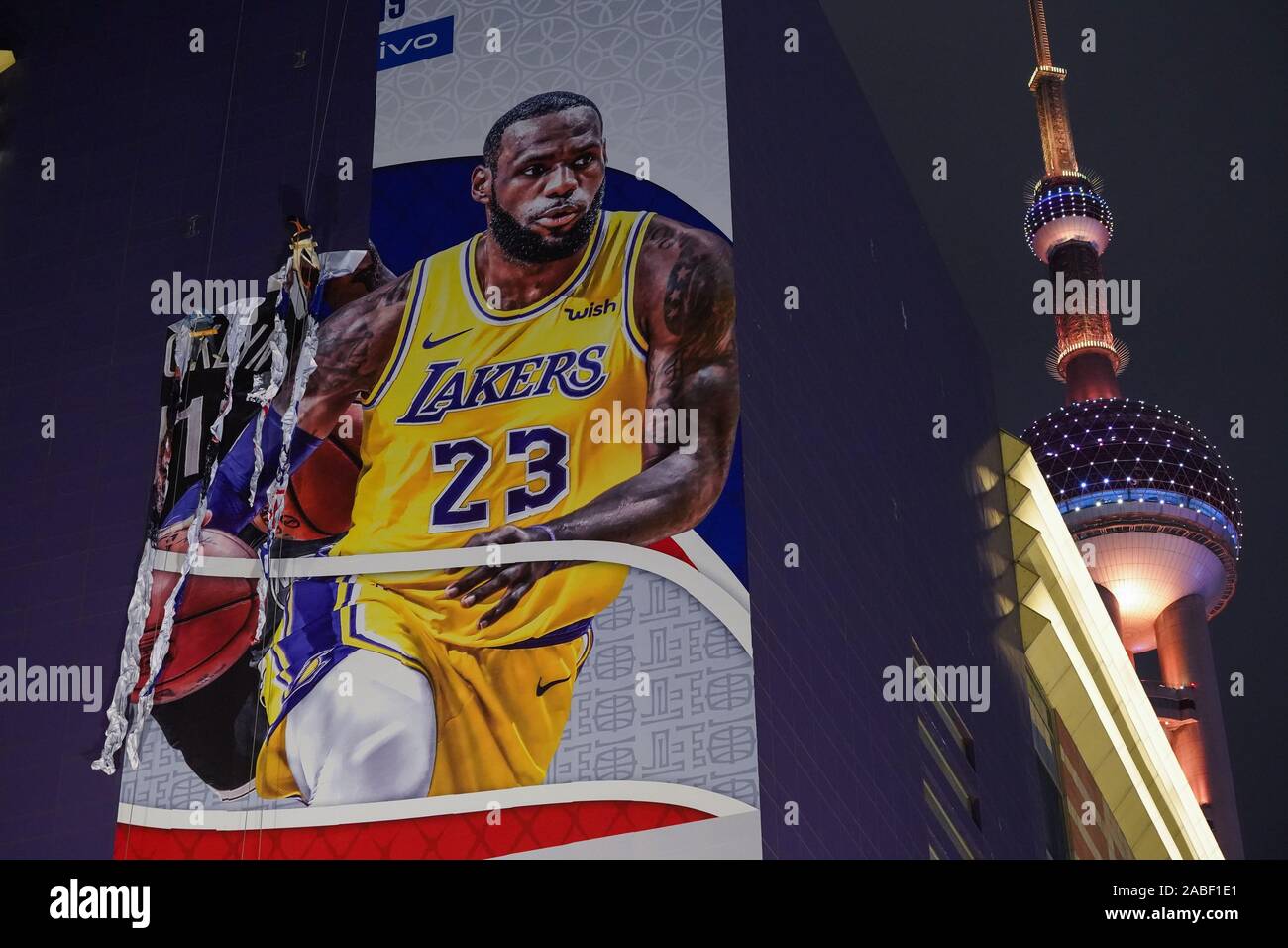 Bauarbeiter dismentle ein riesiges Poster von NBA vor 2019 NBA Shanghai in Lujiazui, Shanghai, China, 9. Oktober 2019. Stockfoto