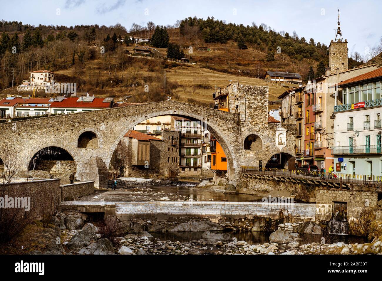 CAMPRODON, SPANIEN - Dezember 28, 2017: Ein Blick auf die Ter Fluss durch Camprodon, in Katalonien, Spanien, Hervorhebung seiner mittelalterlichen Pont Nou Stockfoto