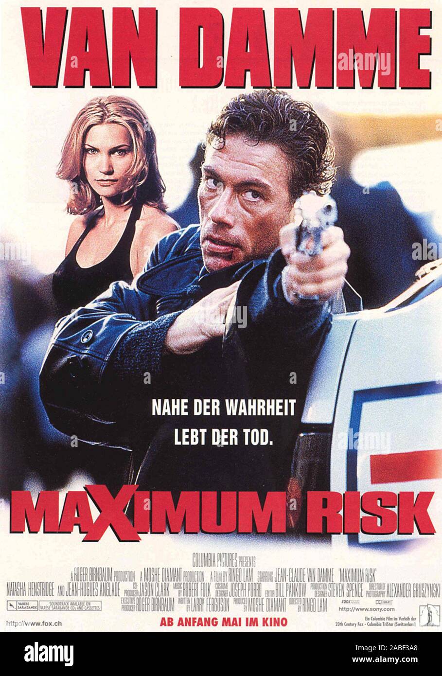 Maximale RISIKO, Swiss Poster in Deutscher Sprache, von links: Natasha  Henstridge, Jean-Claude Van Damme, 1996. © Columbia / Courtesy Everett  Collection Stockfotografie - Alamy