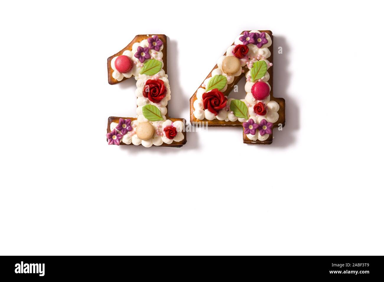 Valentinstag Kuchen mit 14 Anzahl geschmückt mit Blumen auf weißem Hintergrund. Platz kopieren Stockfoto