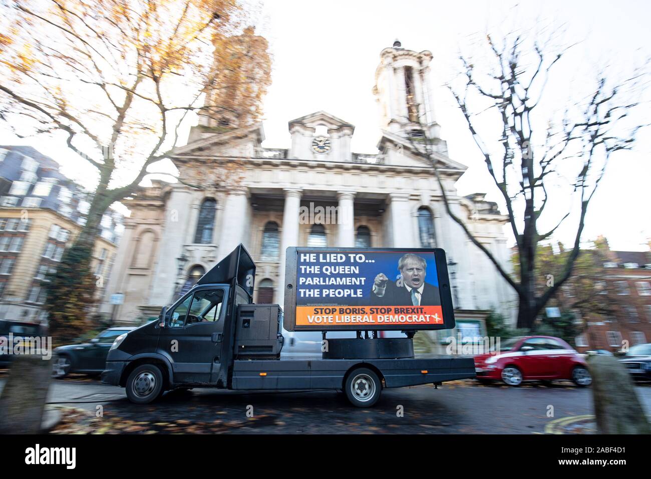 Eine von vier Poster Transporter, die Liberalen/Konservativen rn Sitze an ihre Enthüllung in Smith Square, Westminster zu bereisen. Stockfoto