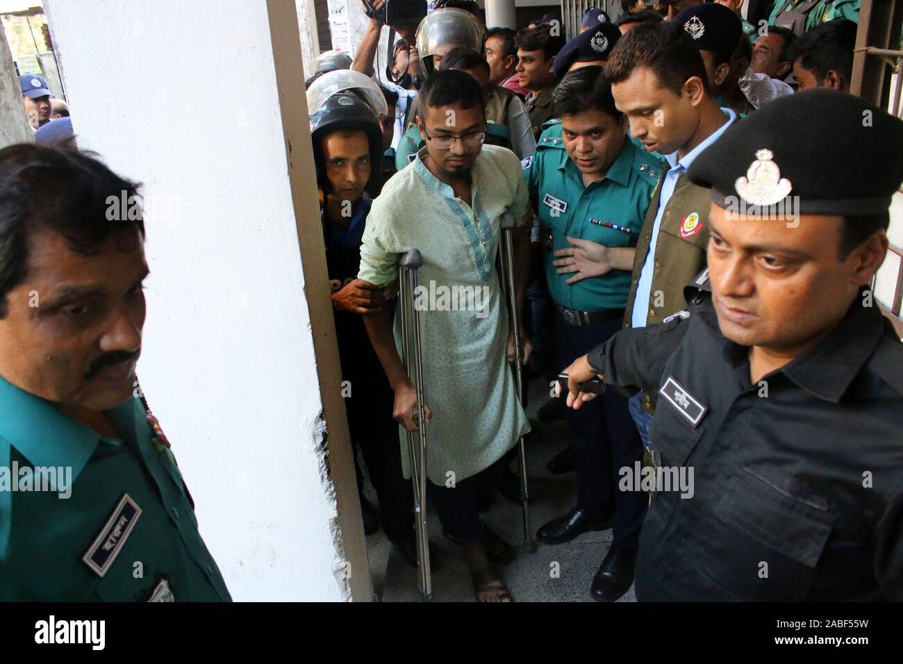 Dhaka, Bangladesch. 27 Nov, 2019. Polizei escorts Sträflinge bei Dhaka Gericht Räumlichkeiten. Sieben islamistische Extremisten zu Tod durch einen Bangladesch Gericht über einen Savage 2016 angriff, dass 22 Menschen, darunter 18 Ausländer an der Holey Artisan Bakery Cafe beliebt bei Westlern getötet verurteilt wurden. Credit: SOPA Images Limited/Alamy leben Nachrichten Stockfoto