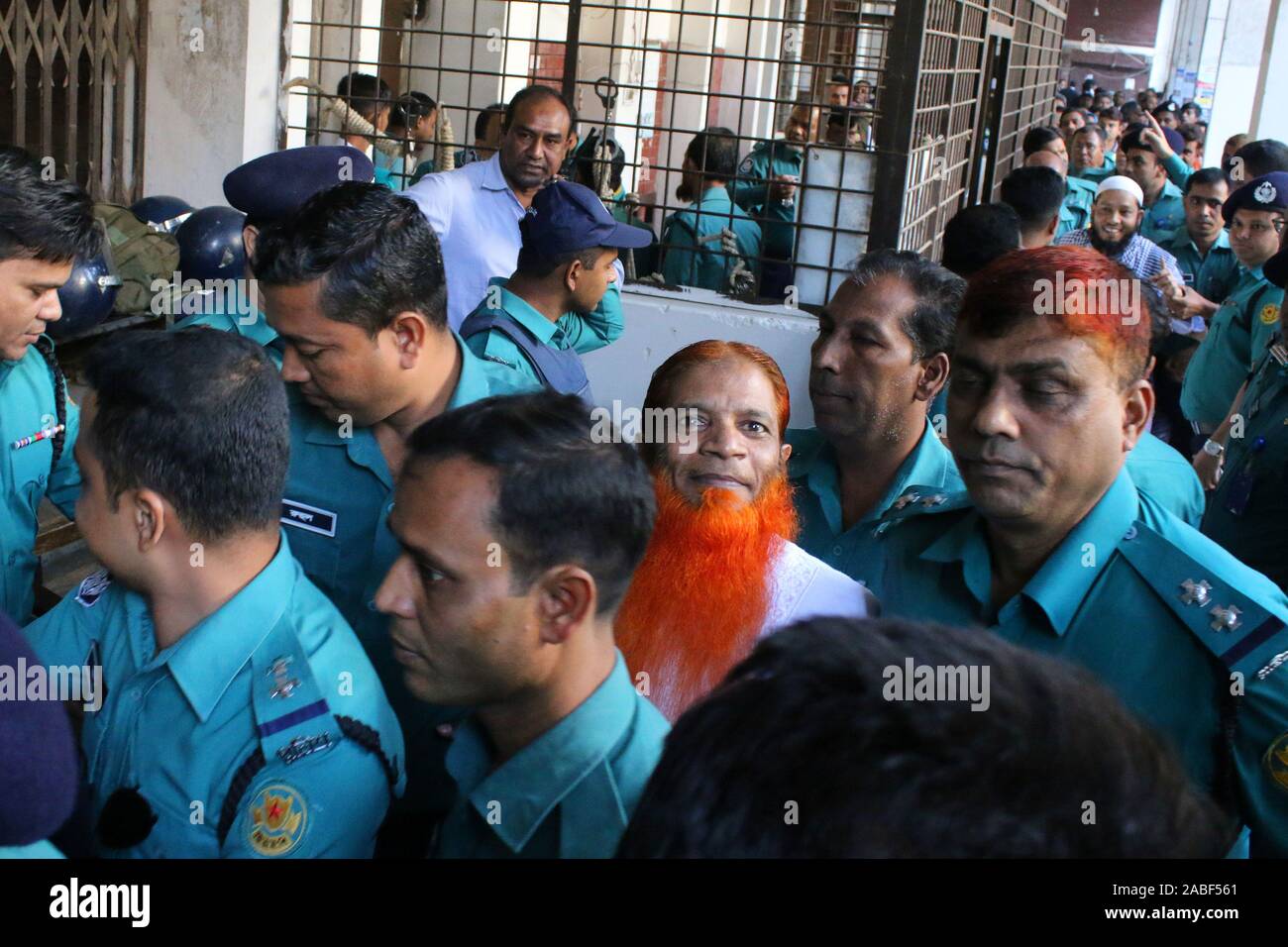 Dhaka, Bangladesch. 27 Nov, 2019. Polizei escorts Sträflinge bei Dhaka Gericht Räumlichkeiten. Sieben islamistische Extremisten zu Tod durch einen Bangladesch Gericht über einen Savage 2016 angriff, dass 22 Menschen, darunter 18 Ausländer an der Holey Artisan Bakery Cafe beliebt bei Westlern getötet verurteilt wurden. Credit: SOPA Images Limited/Alamy leben Nachrichten Stockfoto
