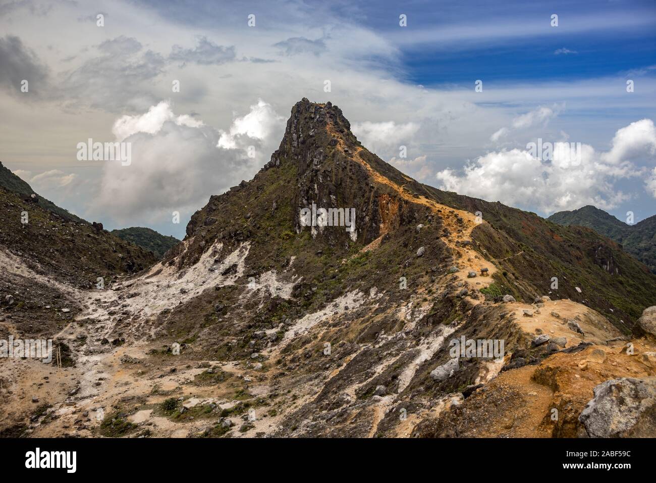 Blick auf den Weg zum konische Spitze des Mount (Gunung Sibayak, Dolok) aktive Vulkan in der Nähe von berastagi in Karo Regency, Sumatra, Indonesien Stockfoto