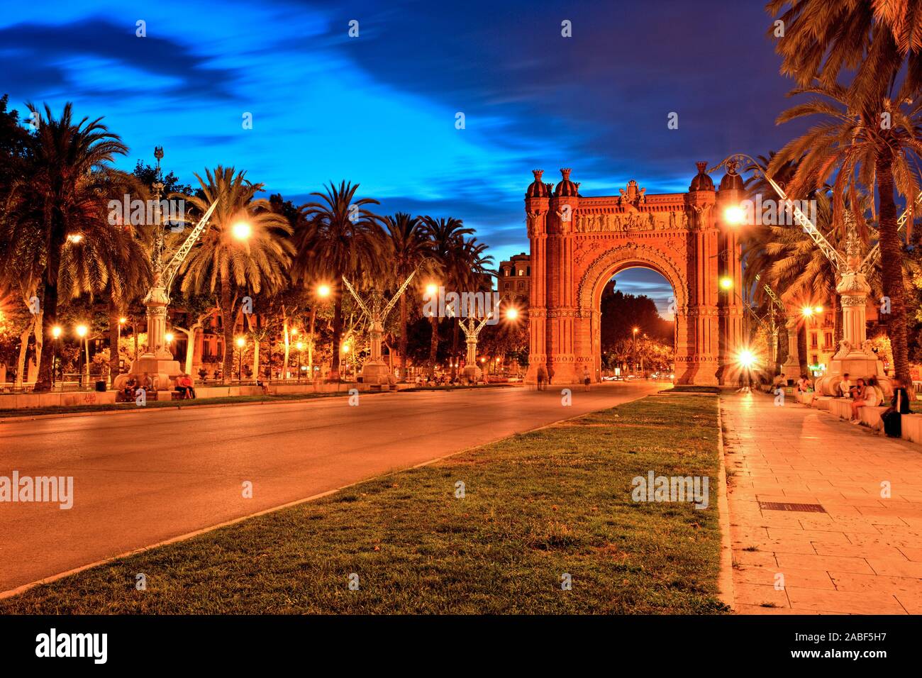 Arc de Triomphe im Parc de la Ciutadella in der Dämmerung, Barcelona Stockfoto