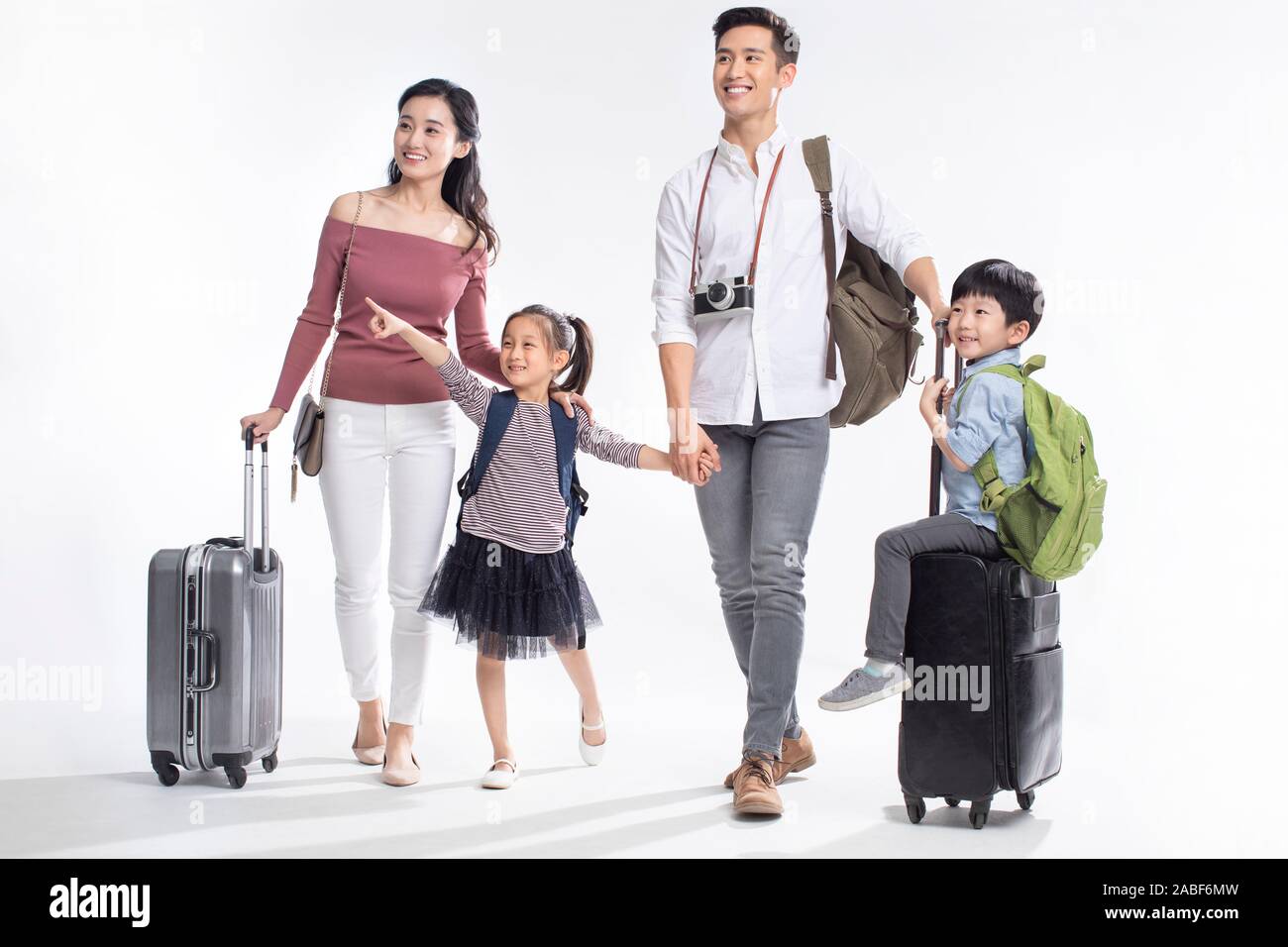 Glückliche junge Familie in Urlaub gehen Stockfoto