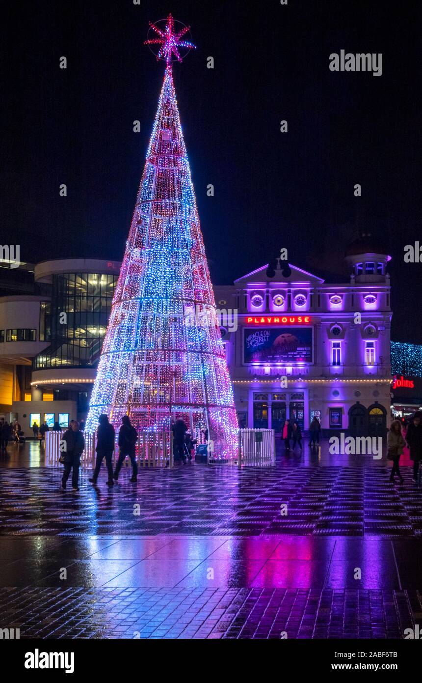 Weihnachtsbaum der Lichter auf dem Platz vor der Liverpool Playhouse Theatre. Stockfoto
