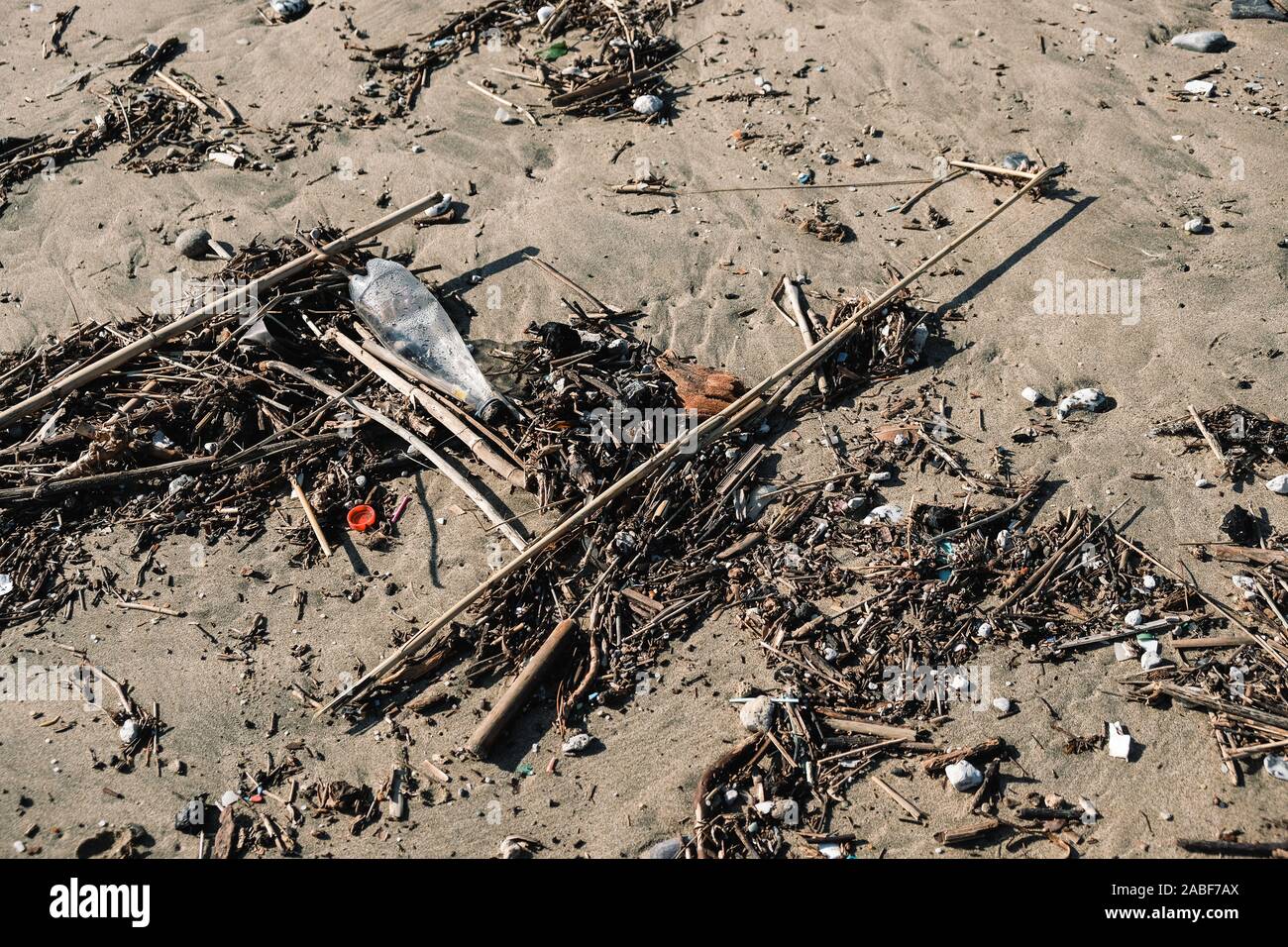 Plastikflasche auf wilde Küste über Verschwommenes Wellen Hintergrund, unseren Planeten zu retten Stockfoto