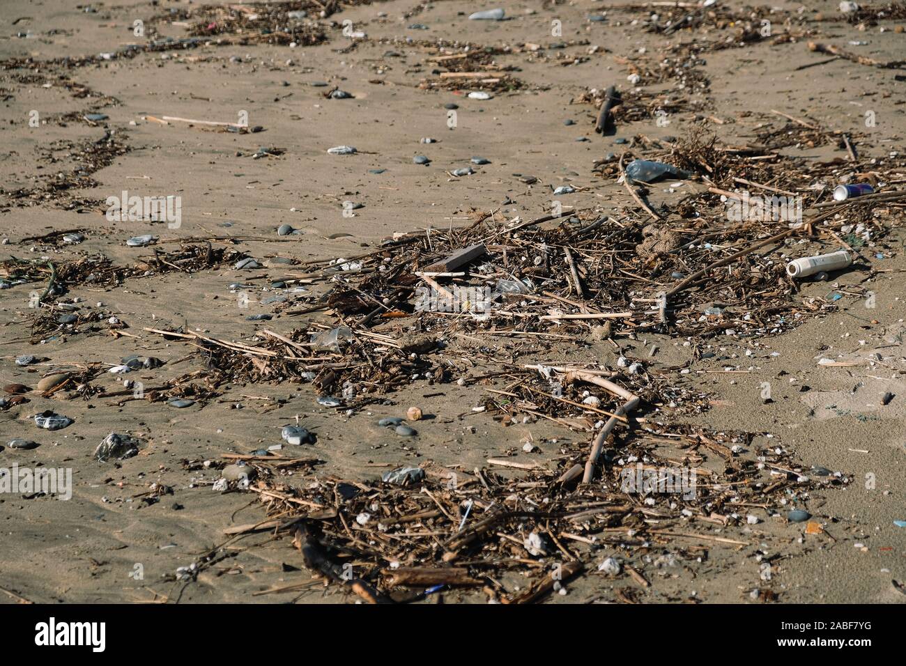 Micro Kunststoff Verschmutzung auf die Küste über blur Hintergrund, Planeten retten Konzept Stockfoto