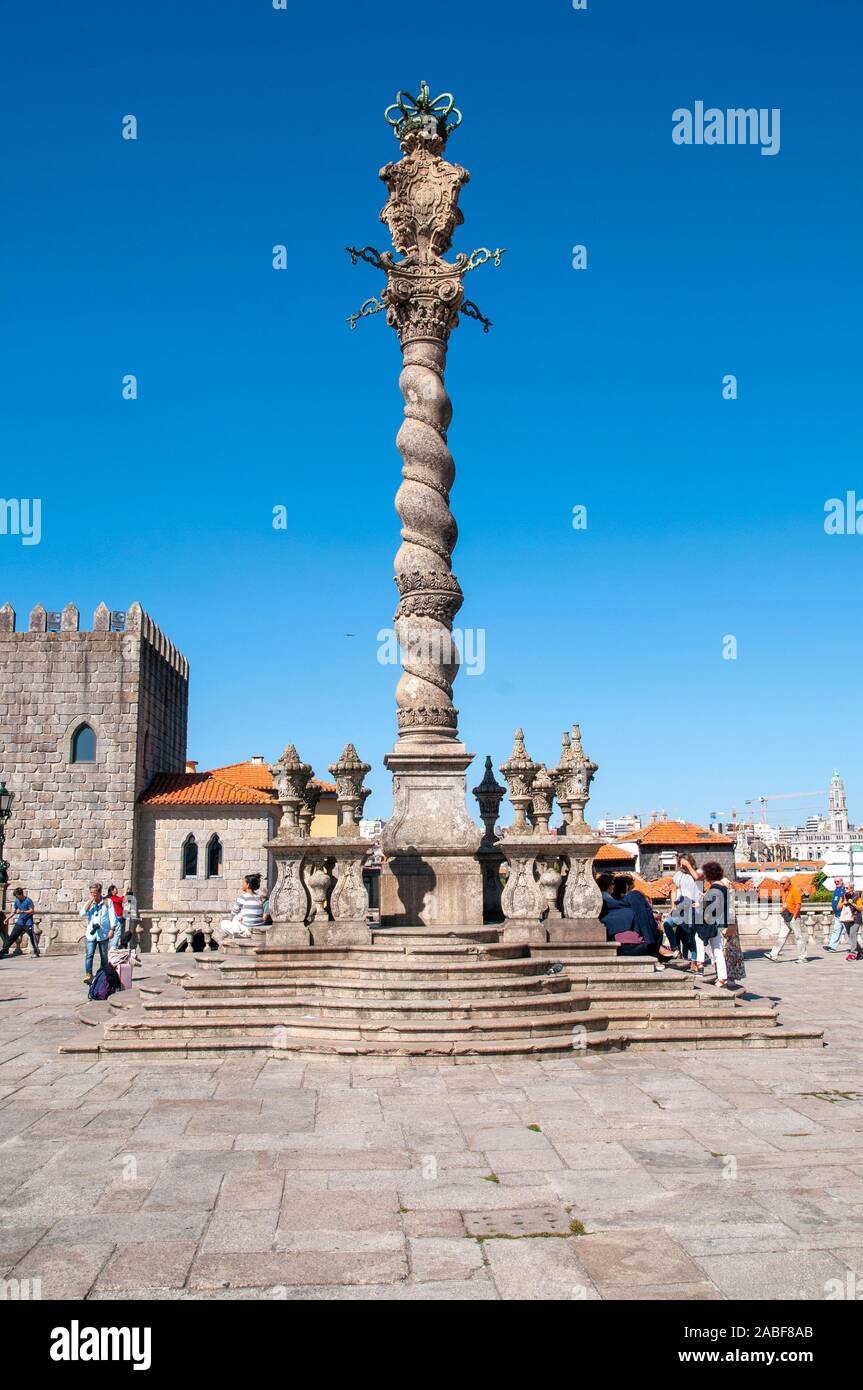 Porto, Portugal Barock Spalte, vor der Kathedrale von Porto auf dem Domberg Stockfoto