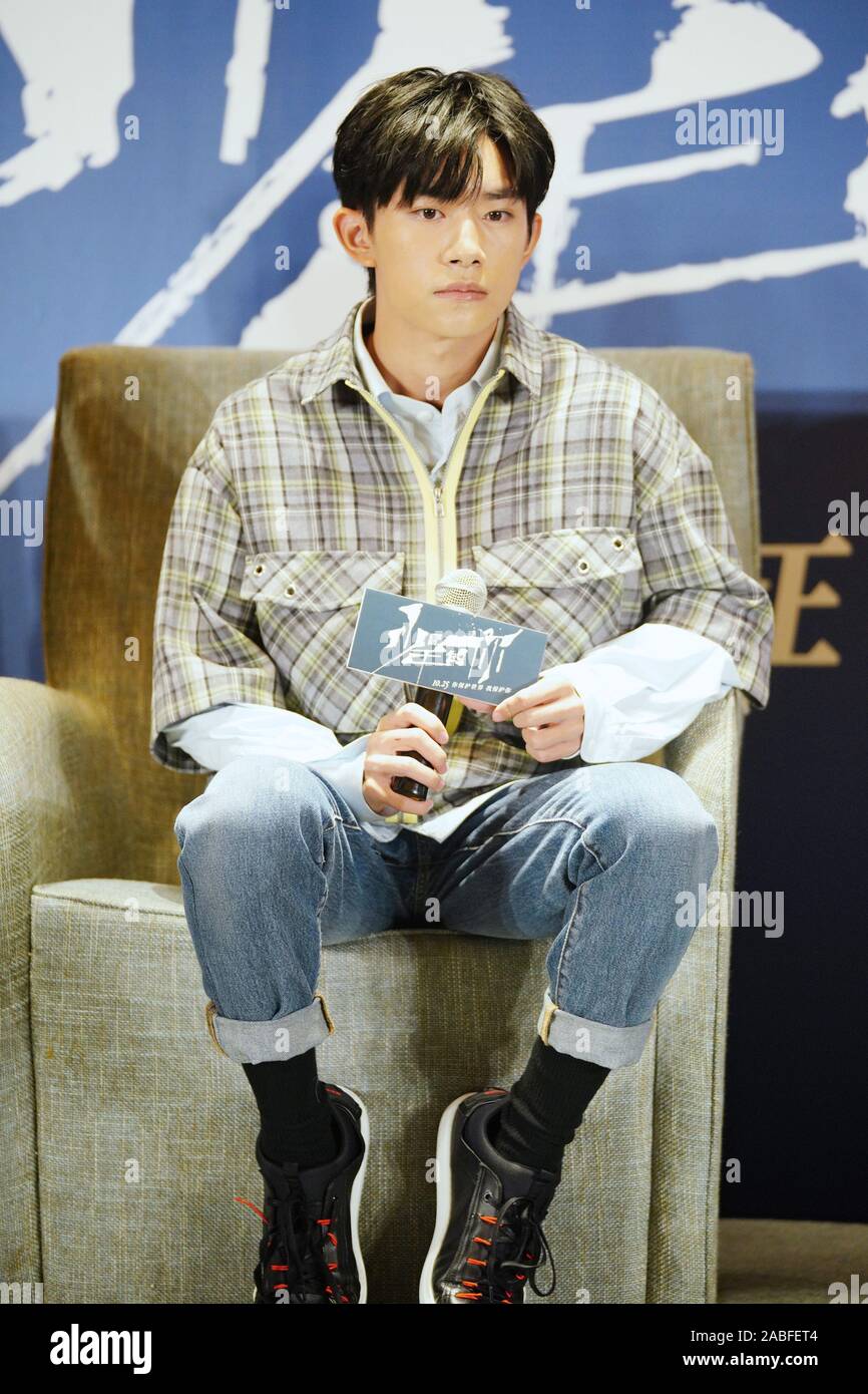 Chinesische Sänger, Tänzer und Schauspieler Jackson Yee erscheint zu einem fördernden Fall seines neuen Films bessere Tage, die über 500 Millionen Yuan (70,7 Mill erwirbt Stockfoto