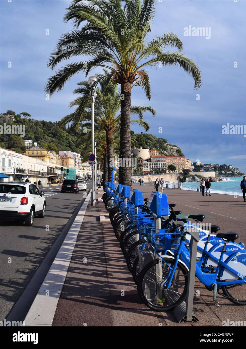 Fahrradverleih an der Promenade des Anglais und dem Quai des Etats Unis, Nizza, Südfrankreich Stockfoto