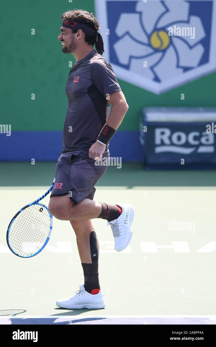 Italienische Tennisprofi Fabio Fognini Kontrollen sein rechtes Bein als er nicht auch in der dritten Runde gegen Russland Professional fühlen Stockfoto