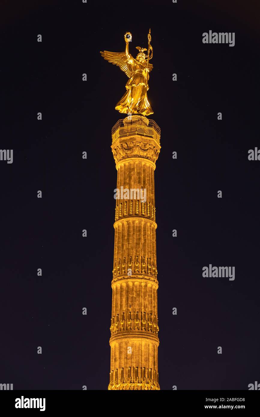 Nacht Blick von der Siegessäule mit der goldenen Statue von Victoria auf der Oberseite, am Großen Stern Platz in Berlin, Deutschland Stockfoto