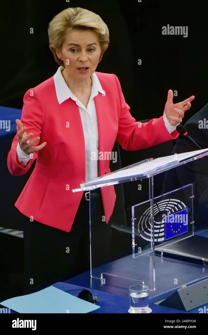 Straßburg, Frankreich. 27 Nov, 2019. Ursula von der Leyen, gewählter Präsident der Europäischen Kommission, eine Erklärung im Hauptsitz des Europäischen Parlaments in Straßburg, Frankreich, November 27, 2019. Das Europäische Parlament ist auf dem neuen Kollegium der Kommissionsmitglieder später Mittwoch zu stimmen. Credit: Zhang Cheng/Xinhua/Alamy leben Nachrichten Stockfoto