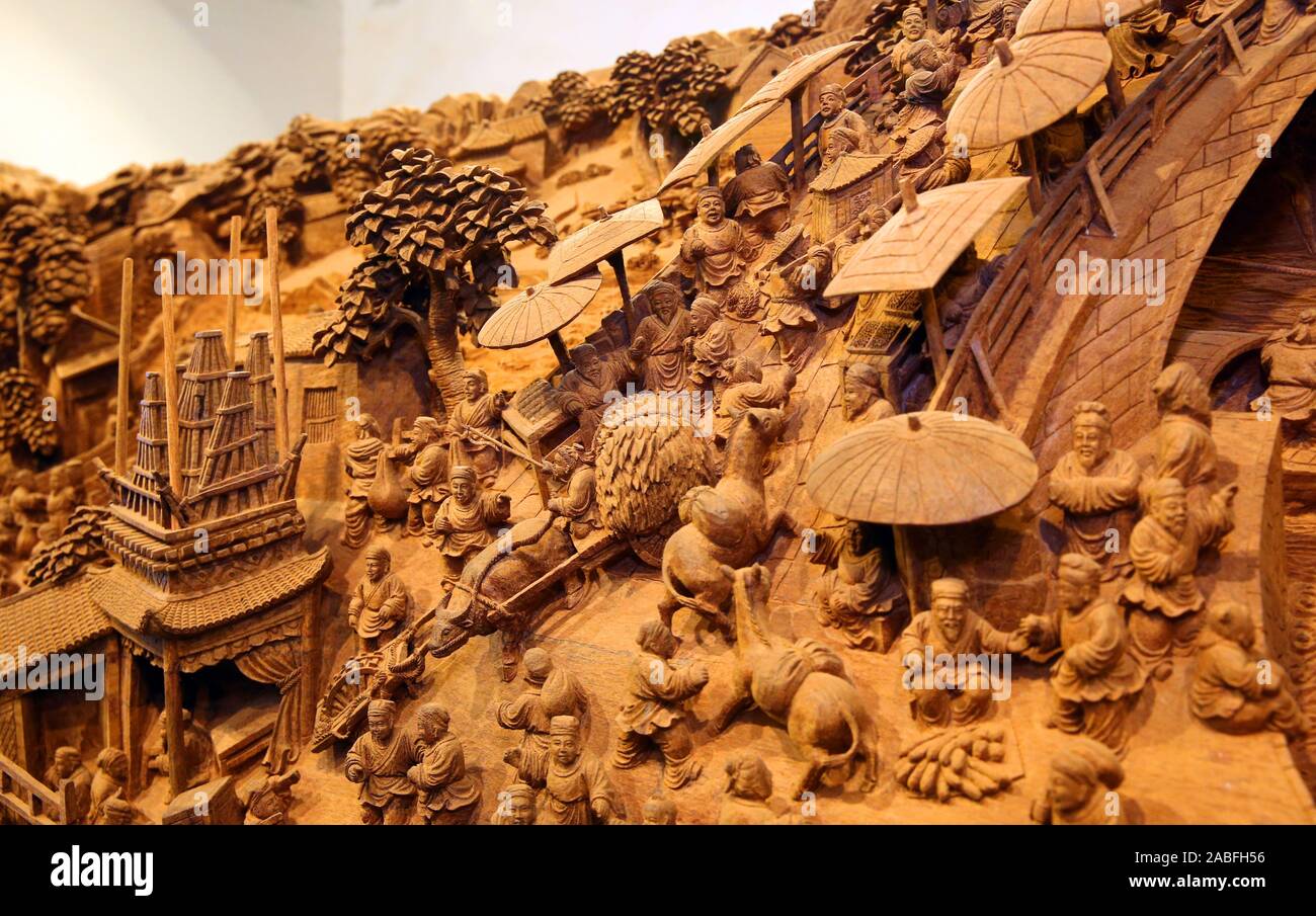 Jiangsu, Zhejiang, China. 27 Nov, 2019. Jiangsu, China - ein Mahagoni  Skulptur mit dem Titel "Aufsteigende am Fluss Qingming Festival'' der  Yuanhong Holzschnitzerei museum in Hai" eine Stadt, der ostchinesischen  Provinz Jiangsu,