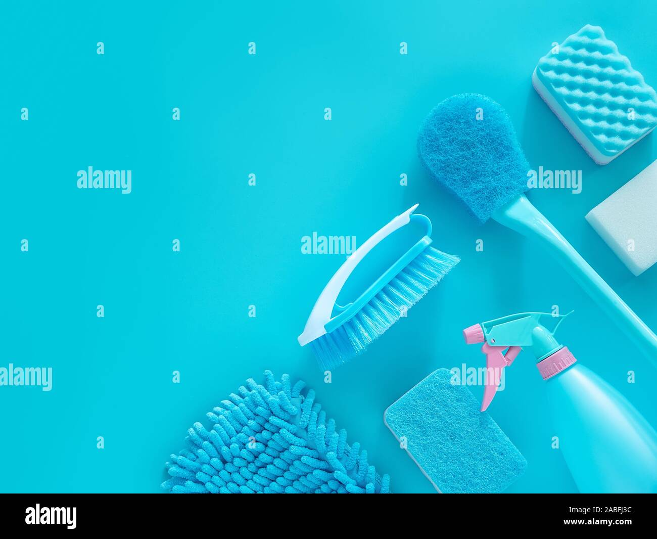Reinigung Werkzeuge Verbrauchsmaterialien Layout isoliert auf Blau mit Platz für Vorlage kopieren Stockfoto