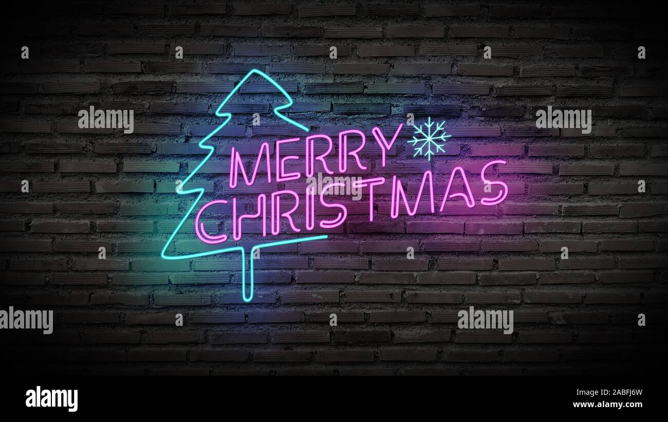 Frohe Weihnachten glänzende Neonröhren Zeichen leuchten auf Schwarz brick wall. Farbenfrohe Schild mit Text frohe Weihnachten und Weihnachtsbaum für Party Dekoration Stockfoto