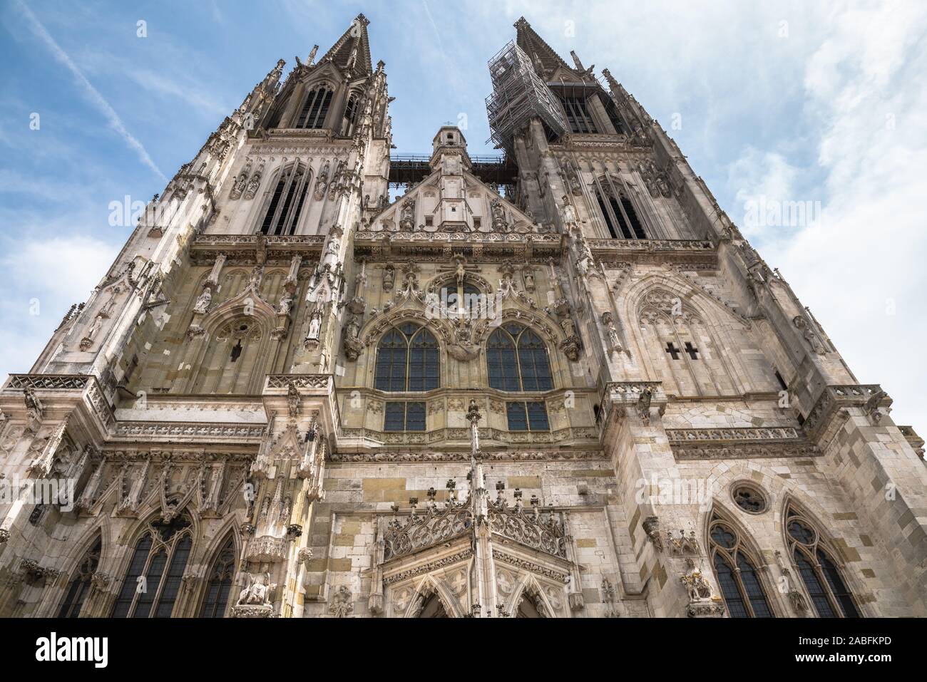 Vorderansicht der Regensburger Dom (Kathedrale St. Peter) mit den doppelten Turm und viele Status in der Altstadt von Regensburg in Bayern, Deutschland Stockfoto