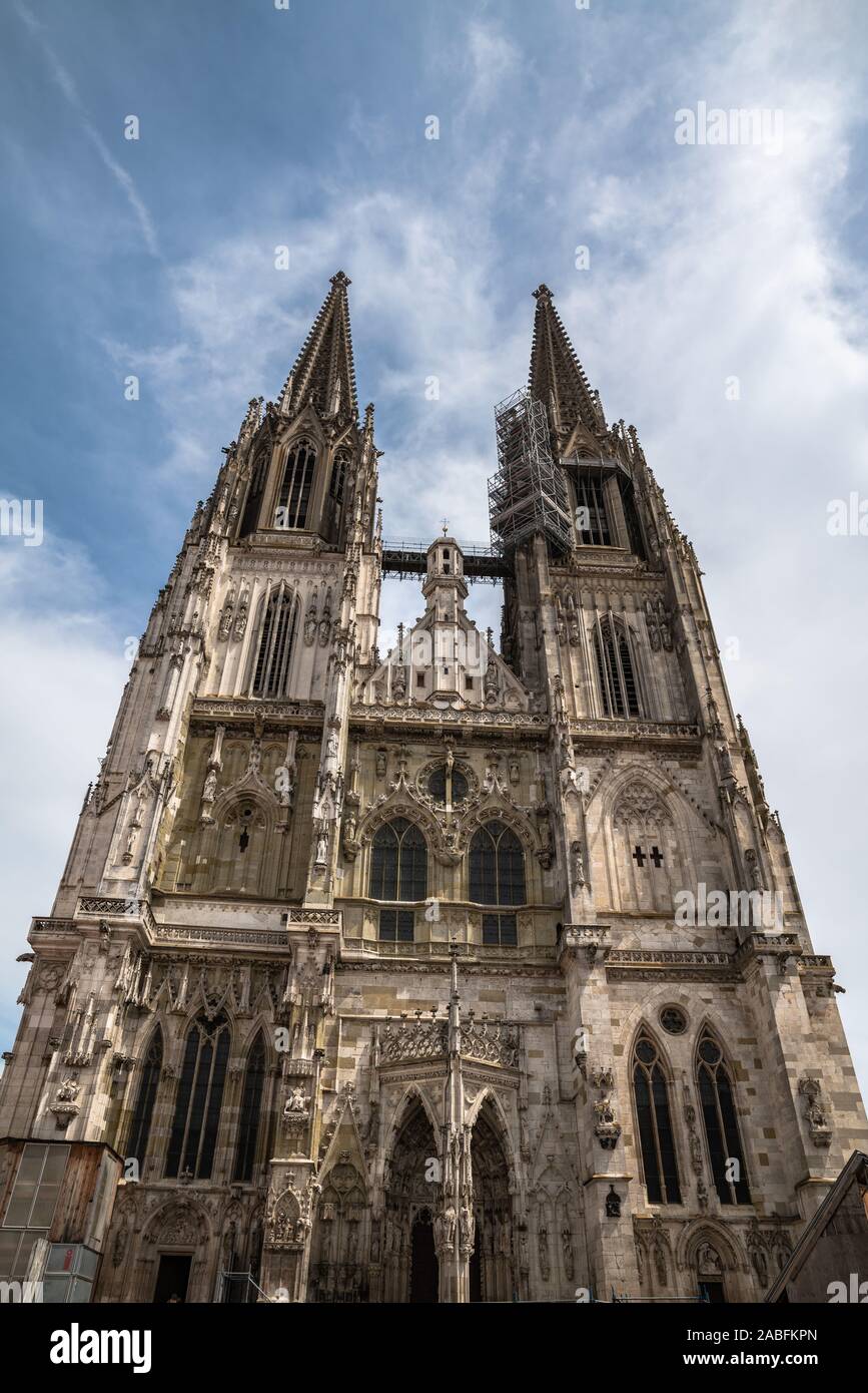 Atemberaubende Aussicht auf der Regensburger Dom (Kathedrale St. Peter) mit den doppelten Turm und viele Status in der Altstadt von Regensburg in Bayern, Germa Stockfoto