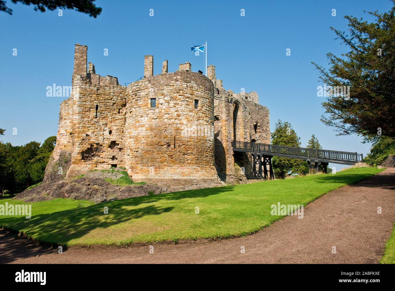 Dirleton Castle mit defensiven breit, Holzbrücke und Torhaus. East Lothian, Schottland Stockfoto