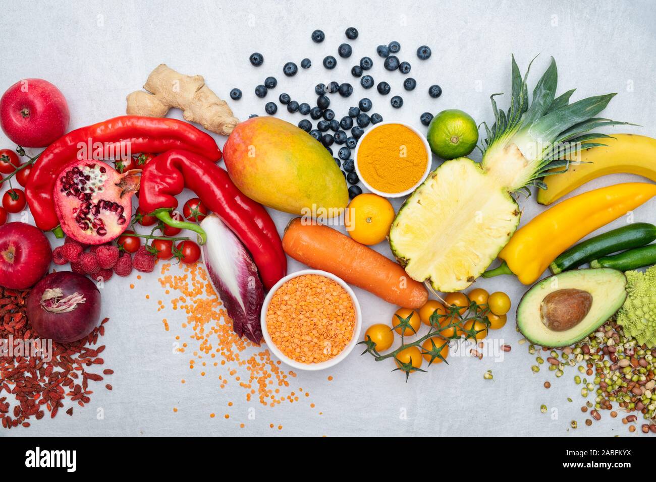 Vegan. Obst Gemüse Linsen und Samen auf weißem Schiefer Hintergrund Stockfoto
