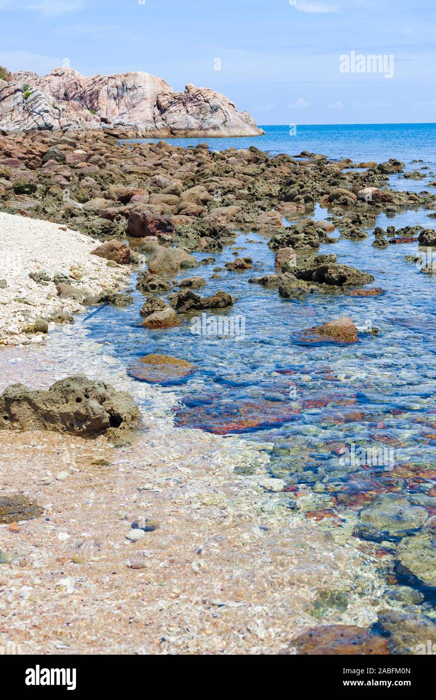 Kieselsteine am Meer. Seidige Wellen des blauen Meeres Stockfoto