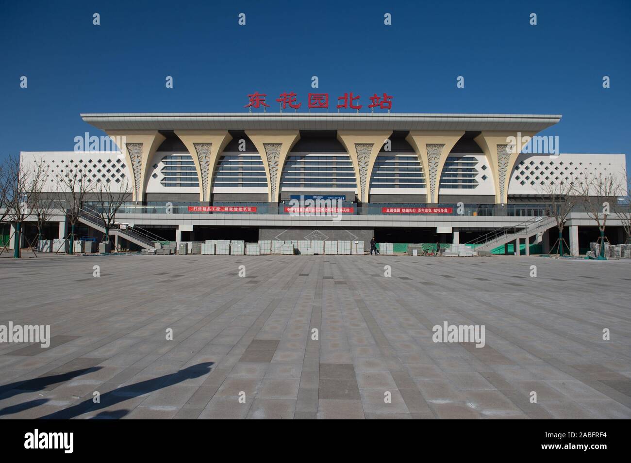 Huailai, China. 27 Nov, 2019. Foto an November 27, 2019 zeigt die Donghuayuanbei Station entlang der Beijing-Zhangjiakou high-speed Railway im Norden Chinas Zhangjiakou, Provinz Hebei. Die Dekoration der Donghuayuanbei Station ist abgeschlossen. Bau von Bahnhöfen entlang der Beijing-Zhangjiakou high-speed Railway sind voraussichtlich bald abgeschlossen sein und eine Grundlage für zukünftige Probebetrieb legen. Credit: Meng Tao/Xinhua/Alamy leben Nachrichten Stockfoto