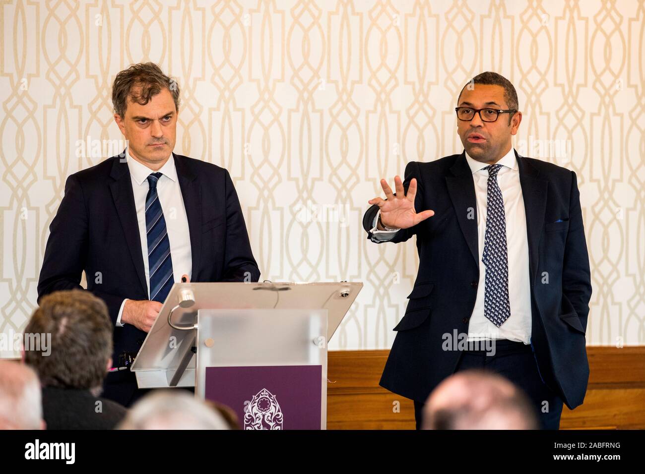 James geschickt (rechts) Vorsitzender der Konservativen Partei beantworten während der Einführung der Nordirland konservativen Manifest an das Culloden Hotel in der Nähe von Belfast zu einer Frage mit Julian Smith Staatssekretär für Nordirland. Stockfoto