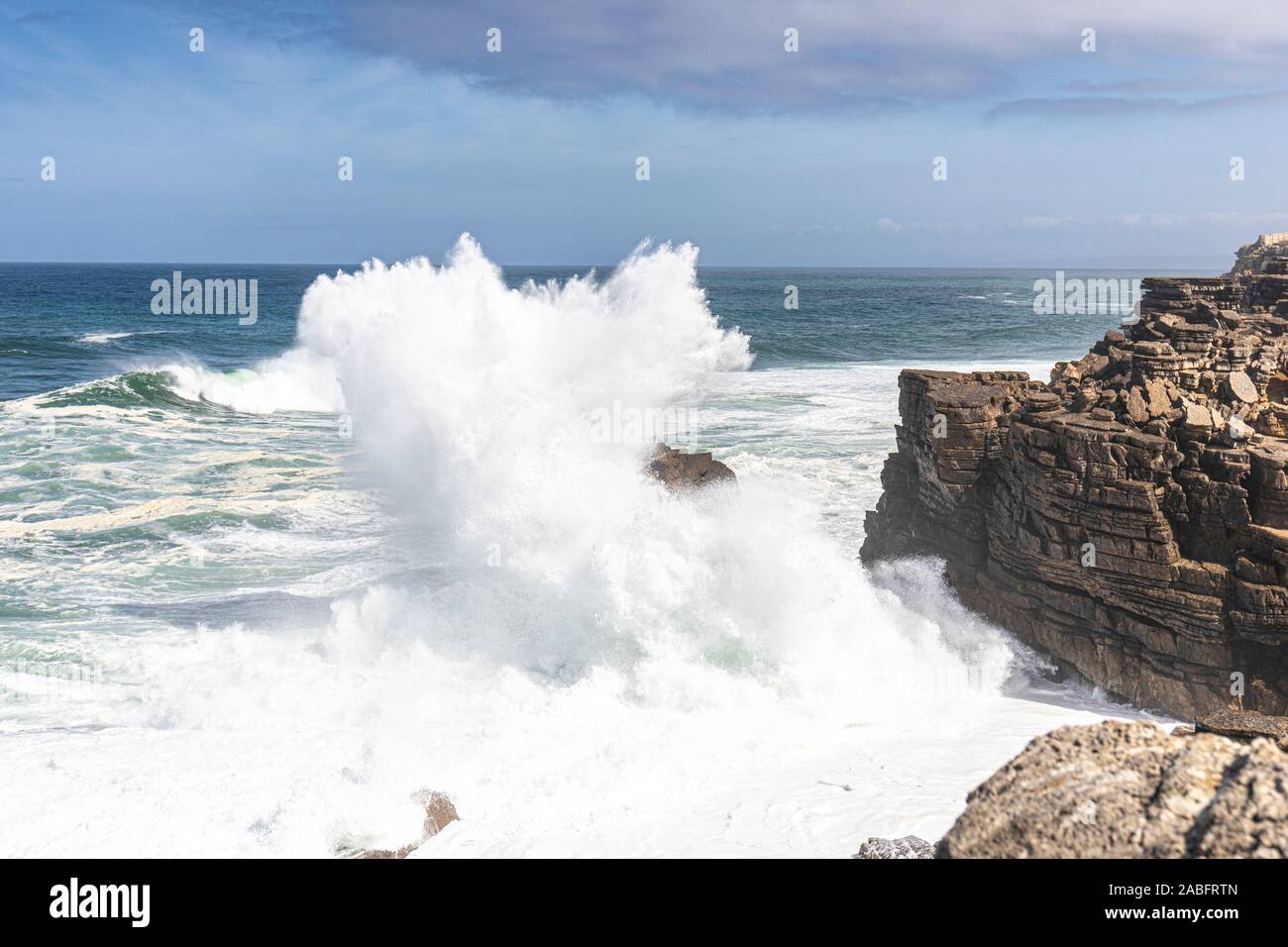 Brechen der atlantischen Wellen die Klippen von Peniche, Portugal Stockfoto