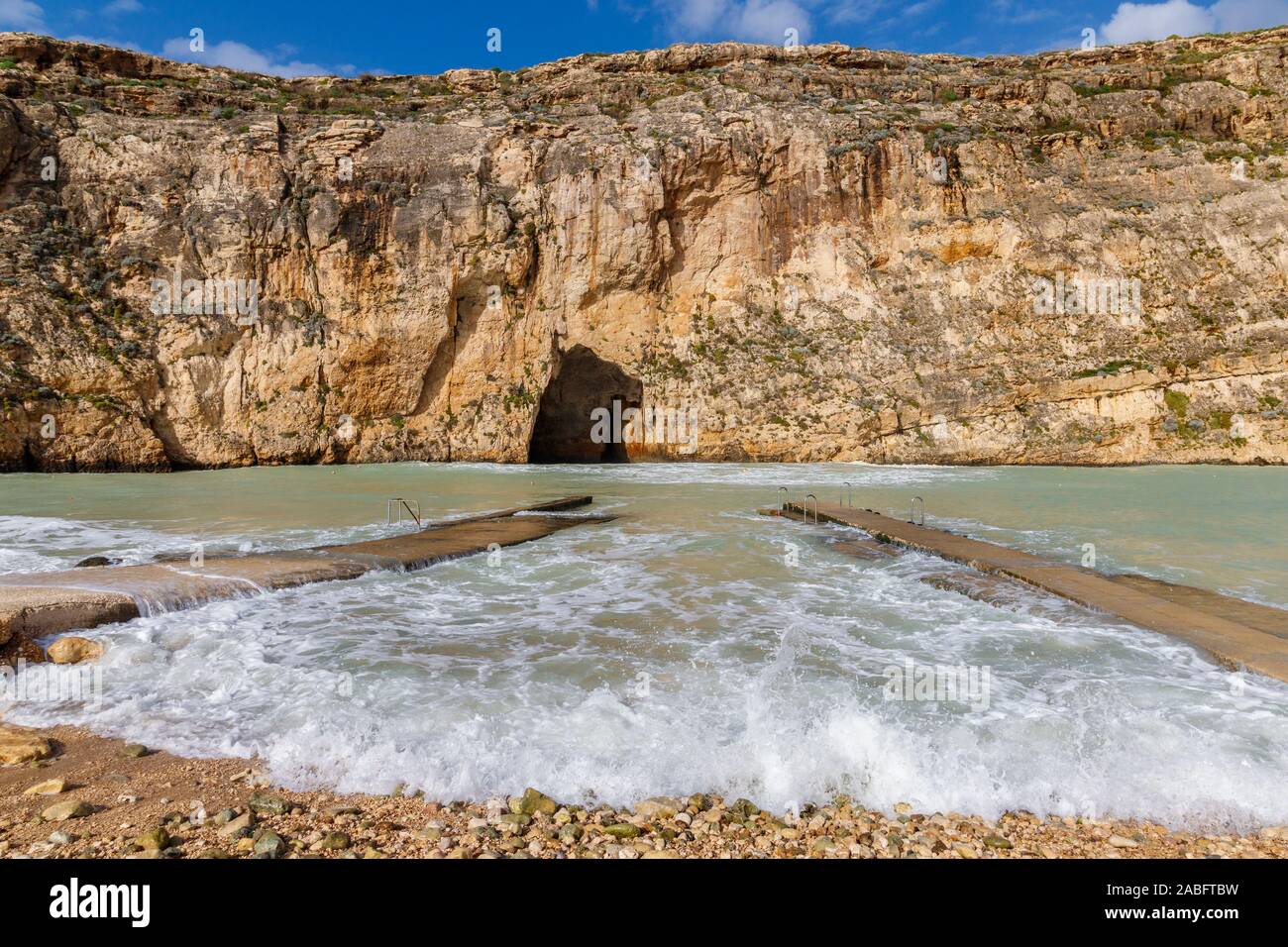 Das Binnenmeer, Dwejra, oder Qawra in maltesischer Sprache bekannt, ist ein Salzwasser Lagune auf der Insel Gozo in Malta. Stockfoto