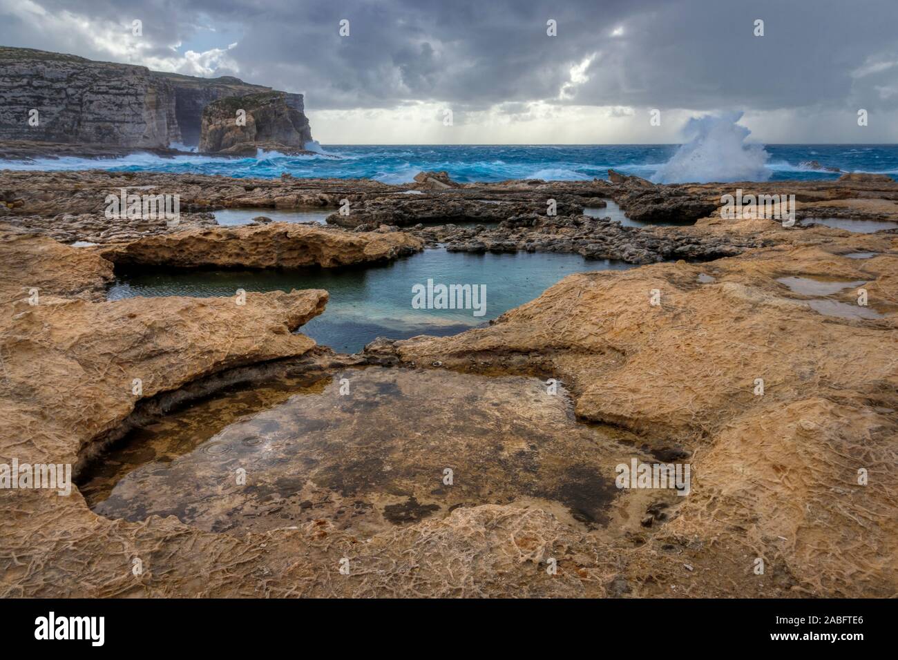 Der Küstenlinie bei Dwejra Bay auf der Insel Gozo, Malta. Stockfoto