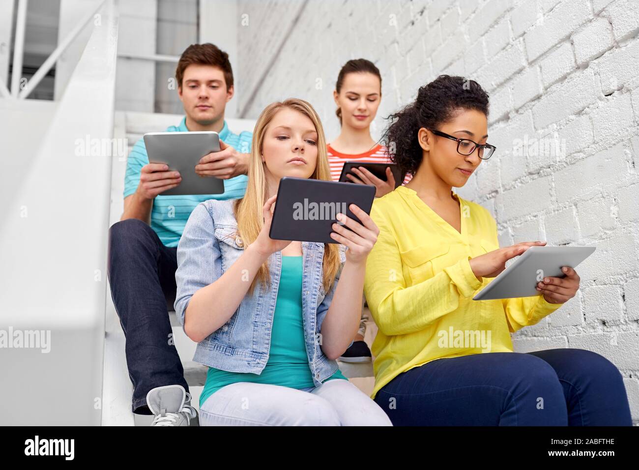 High School Kursteilnehmer mit Tablet-pcs Stockfoto