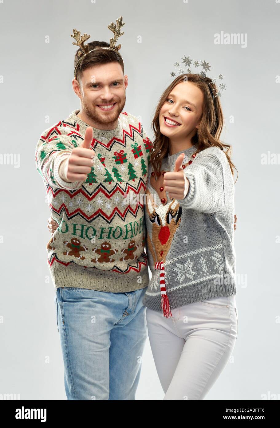 Glückliches Paar an Weihnachten hässliche Pullover party Stockfoto