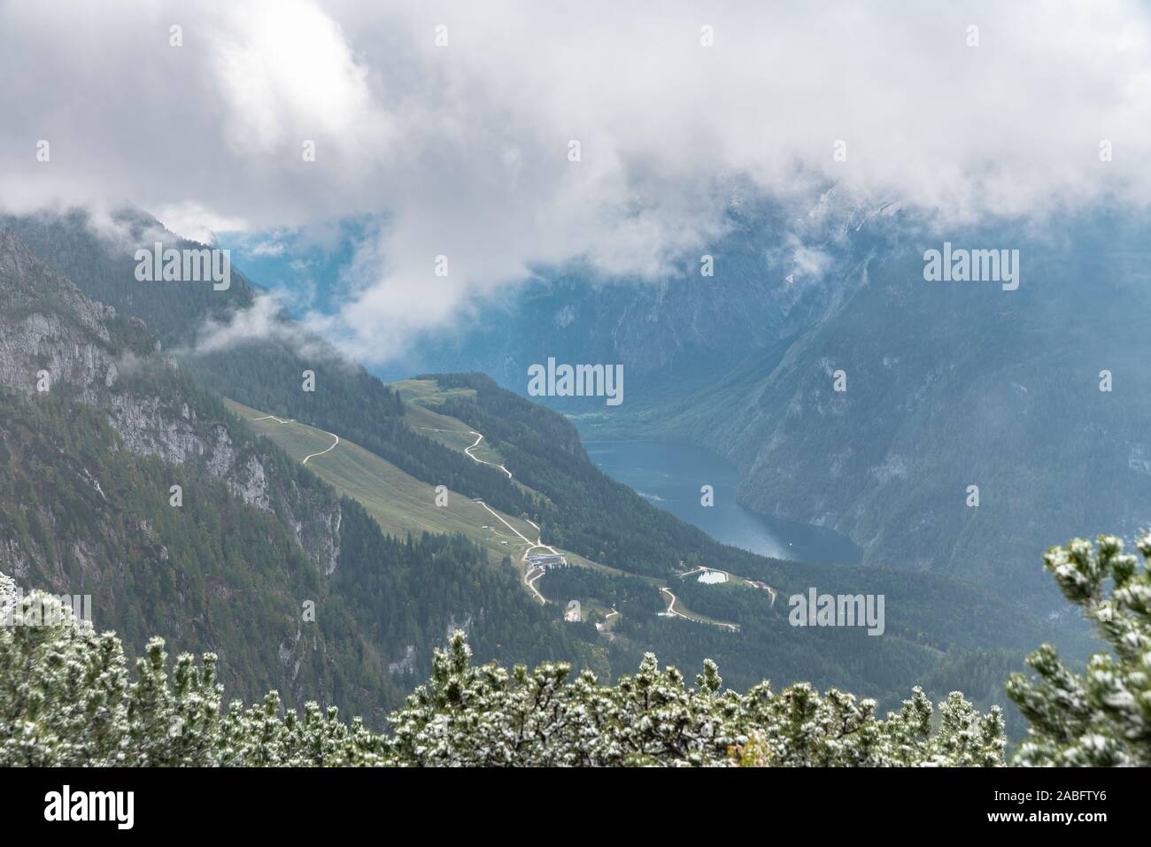 Luftaufnahme der Königssee im Nationalpark Berchtesgaden an einem bewölkten Tag im Herbst von Kehlsteinhaus (Eagle's Nest) oben auf dem Obersalzberg i Stockfoto