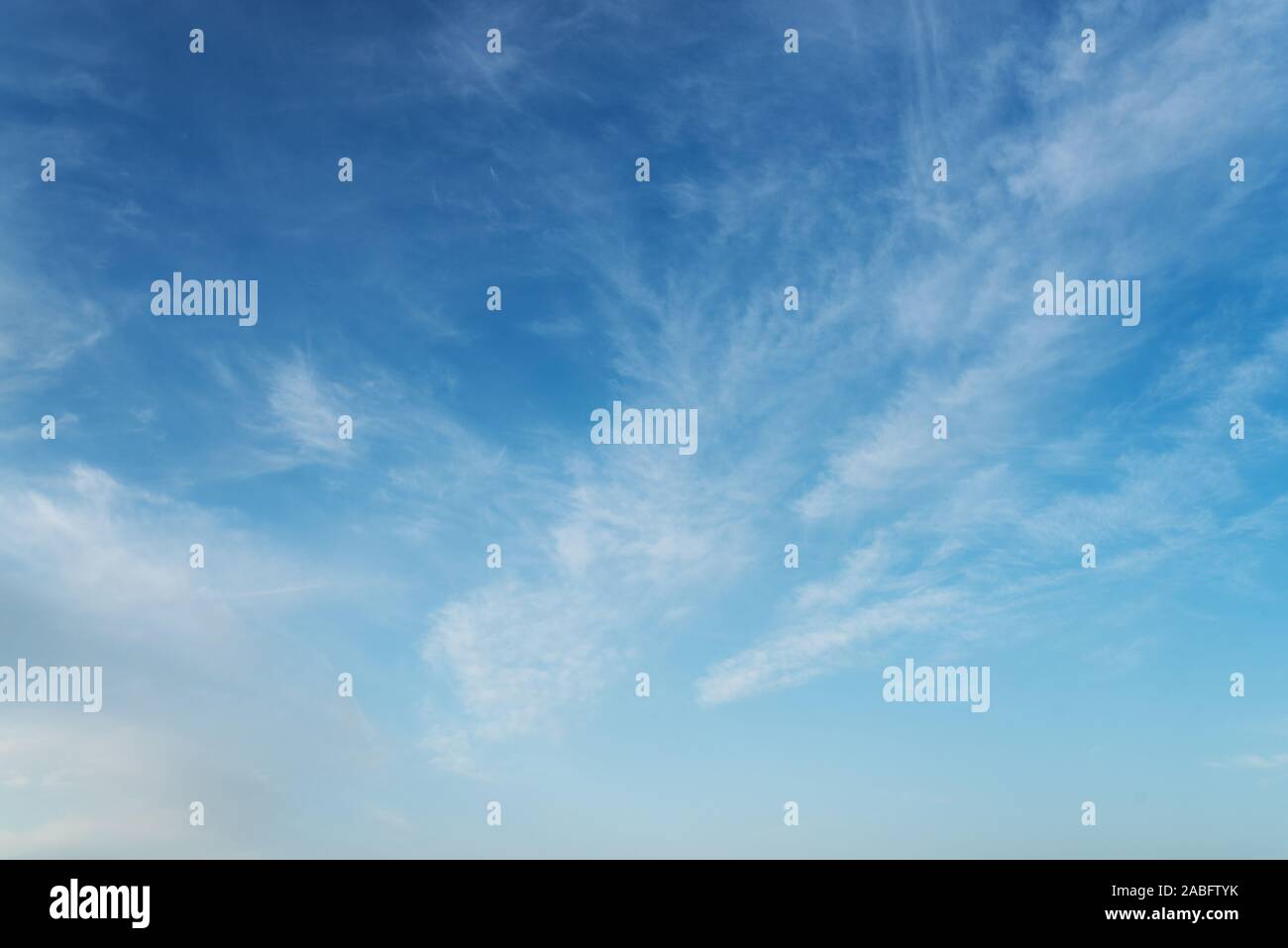 Schönen blauen Himmel mit cirrostratus Wolken an einem sonnigen Tag Hintergrund Stockfoto