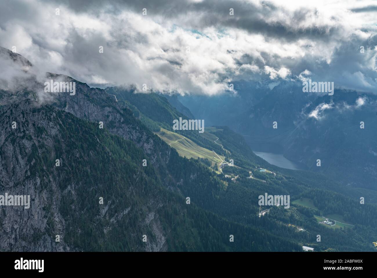 Luftaufnahme der Königssee im Nationalpark Berchtesgaden an einem bewölkten Tag im Herbst von Kehlsteinhaus (Eagle's Nest) oben auf dem Obersalzberg i Stockfoto