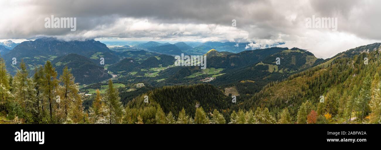 Panorama der Nationalpark Berchtesgaden von Kehlsteinhaus (Eagle's Nest) oben auf dem Obersalzberg an einem bewölkten Tag im Herbst in Berchtesgaden, Bava Stockfoto
