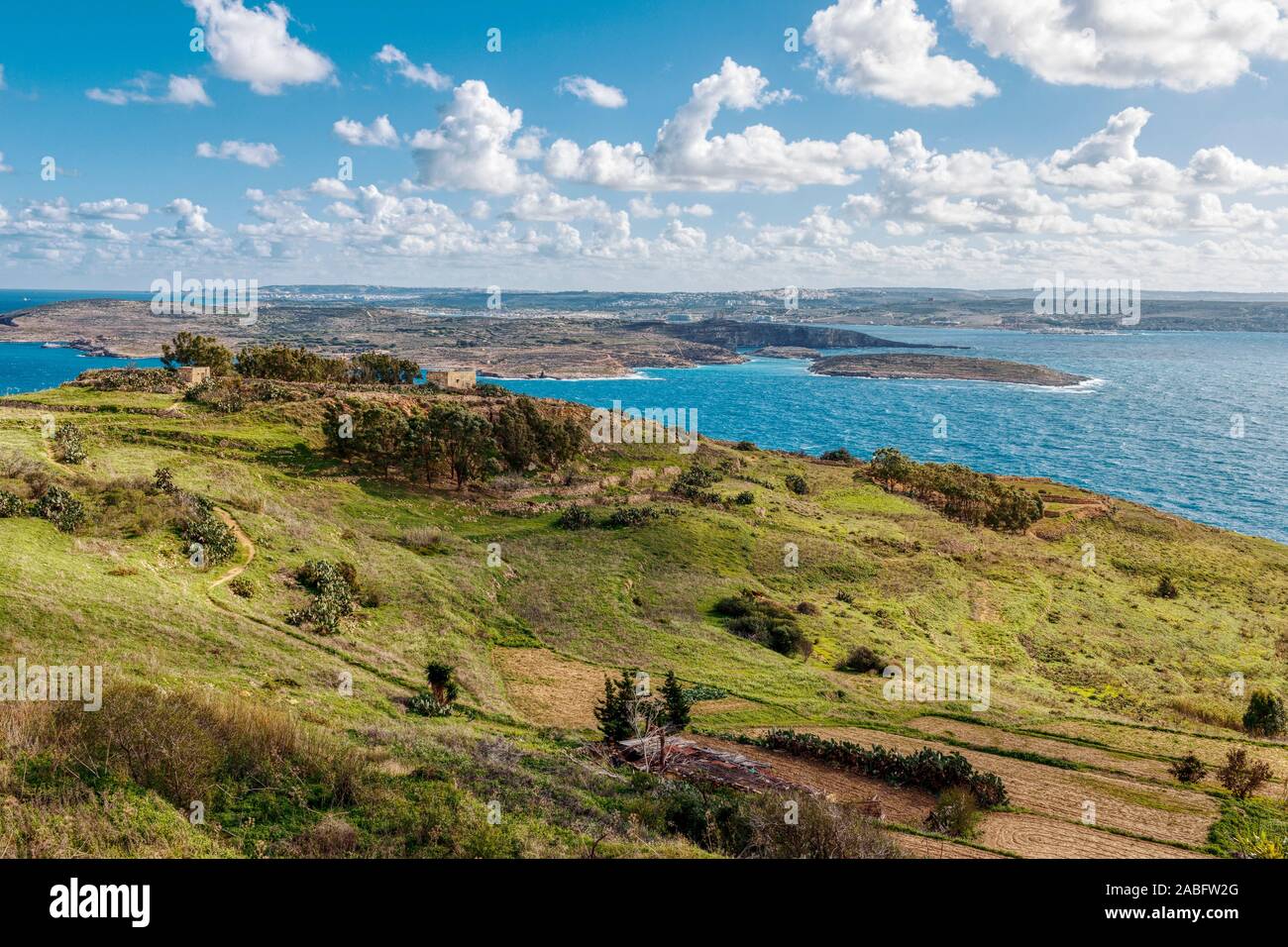 Die Aussicht von Gozo über den Norden nach Comino Insel Comino Channel (Kemmuna) mit Malta in der Ferne. Stockfoto