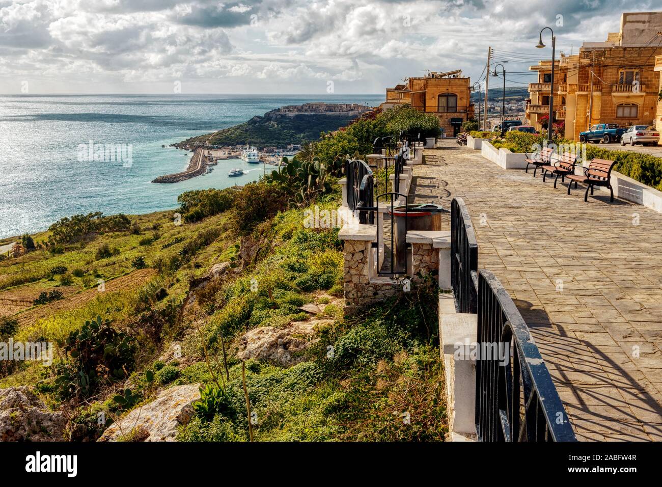 Die qala Rat restaurierte Belvedere in Triq iż-Żewwieqa, Gozo, Malta. Teilweise durch die EU finanziert mit modernen redisign, eingebautem Bewässerung. Stockfoto