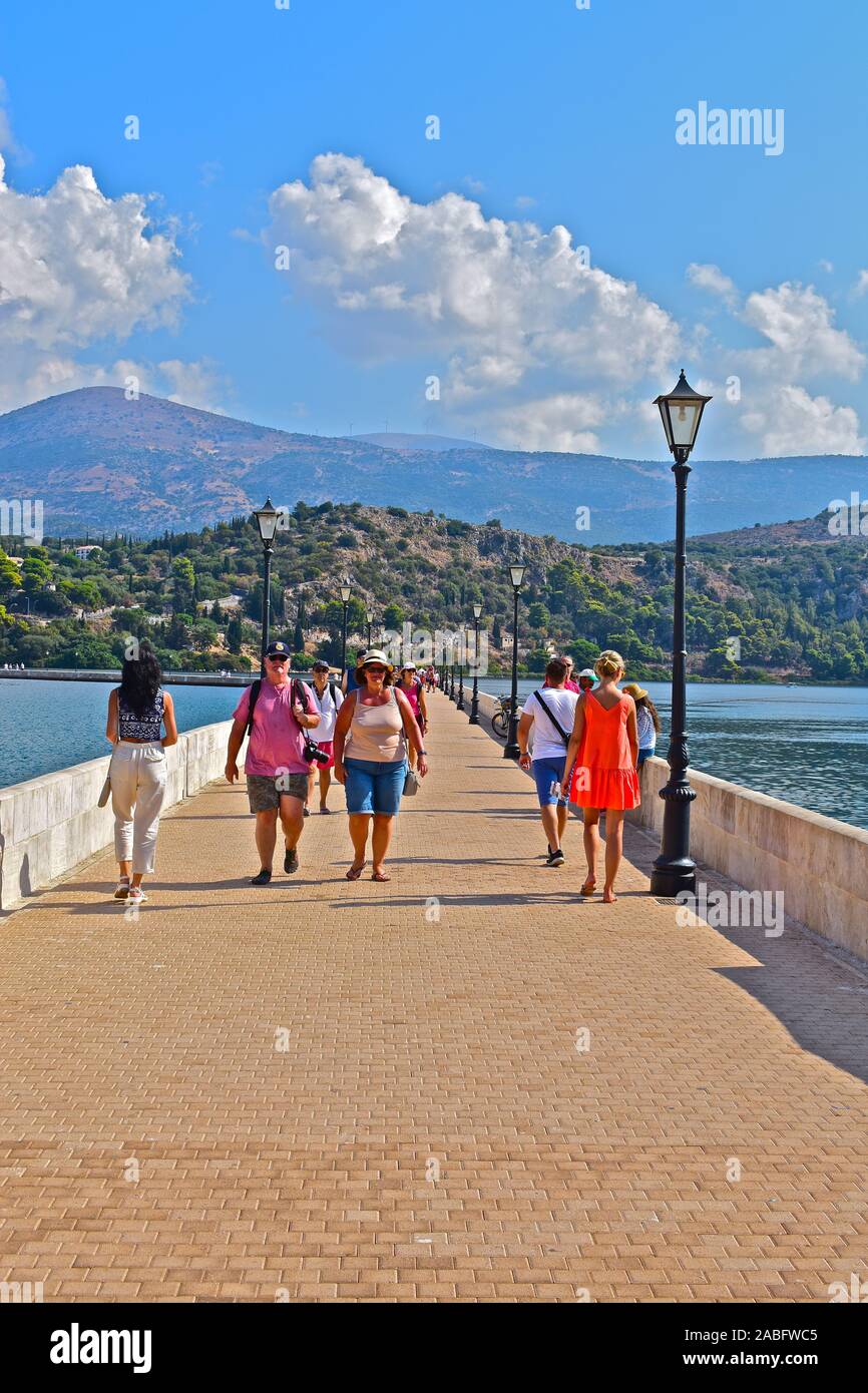 Ein Blick entlang der De Bosset Brücke, ein Stein causeway Verknüpfung von Argostoli mit Drapona, auf der anderen Seite der Bucht. Leute genießen einen Spaziergang in der Sonne. Stockfoto