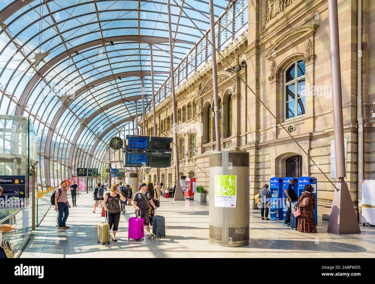 Touristen und Pendler in die bahnhofshalle der Straßburger Bahnhof unter dem riesigen Glasdach vor der historischen Fassade im Jahr 2007 aufgenommen. Stockfoto